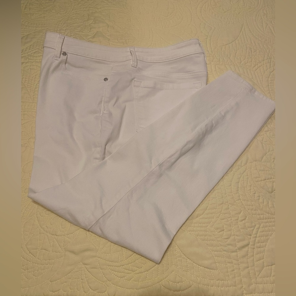 Ann Taylor LOFT -Stylish White Jeans ankle cut. Size 12